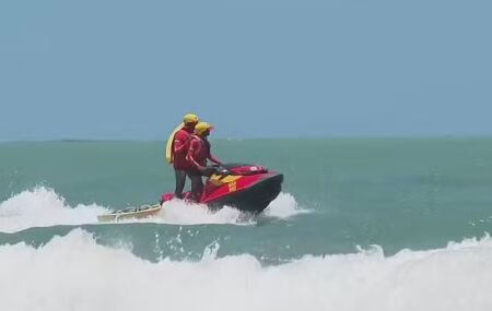 Bombeiros fazem buscas no mar de Boa Viagem, por trabalhar desaparecido ap&oacute;s entrar na &aacute;gua.