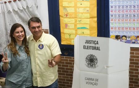 Fl&aacute;vio Bolsonaro possa para foto ao lado de esposa ap&oacute;s votar, no Rio de Janeiro.