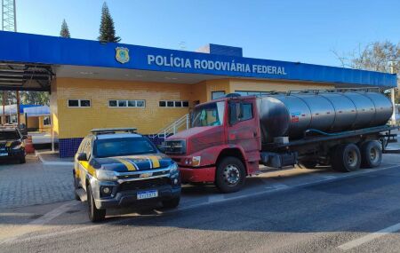 PRF recupera caminh&atilde;o-tanque clonado e com registro de furto em Garanhuns.