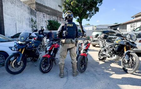 PRF apreende moto adulterada com placa clonada em Abreu e Lima; dono recebia multas indevidas.