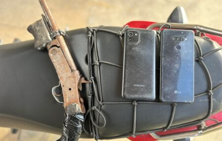 Homem &eacute; levado &agrave; delegacia ap&oacute;s ser flagrado com moto roubada e arma artesanal em Jaboat&atilde;o.