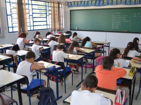 Estudantes em sala de aula.