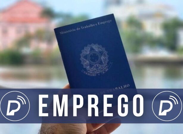 Carteira de trabalho com fundo no Recife, capital de Pernambuco.