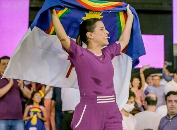 Raquel Lyra segurando bandeira de Pernambuco.