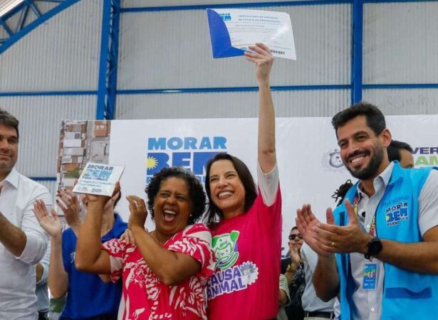 Governadora Raquel Lyra entrega t&iacute;tulos de propriedade para fam&iacute;lias.