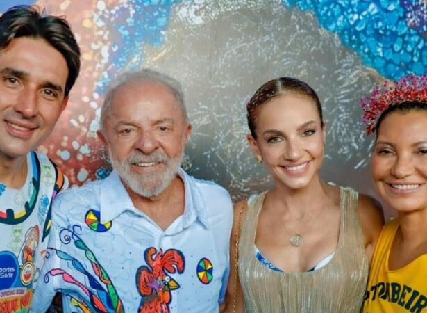 Silvio Costa Filho vai ao Galo da Madrugada&nbsp;ao lado de Lula. 