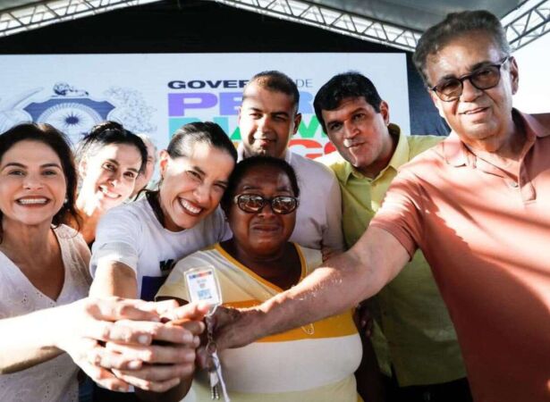 Governadora Raquel Lyra entrega casas em Vic&ecirc;ncia.