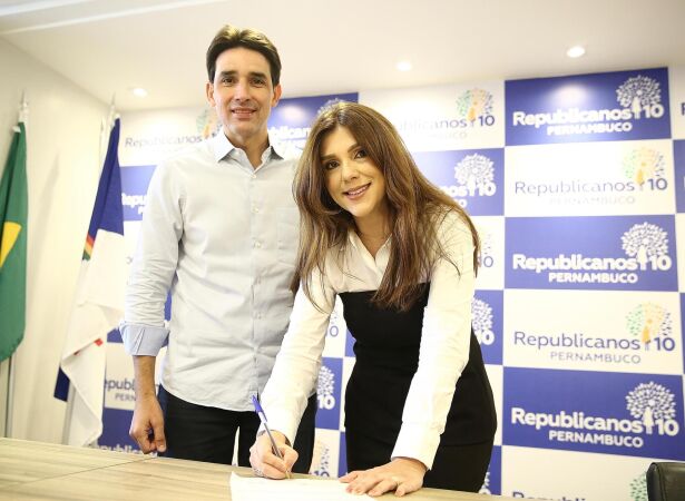 Ministro Silvo Costa Filho junto a Adriana Rocha