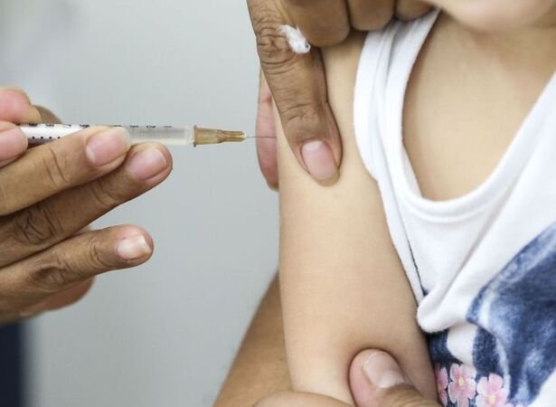 Vacina&ccedil;&atilde;o em crian&ccedil;a.