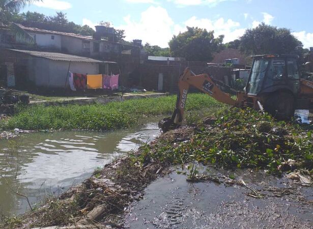 Trabalhos de limpeza no Canal Mal&aacute;ria 