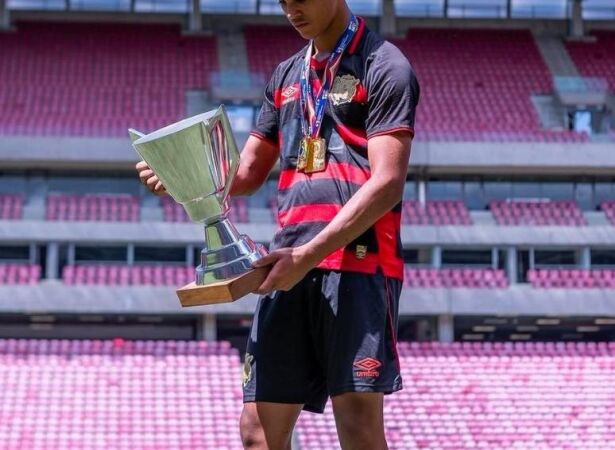 Lucas Hanry, de apenas 16 anos