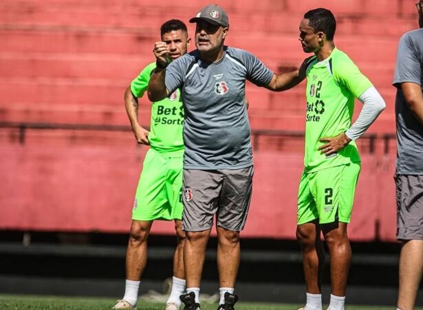 Treinador do Santa Cruz, Cristian de Souza. 