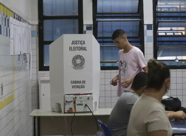Eleitor em vota&ccedil;&atilde;o