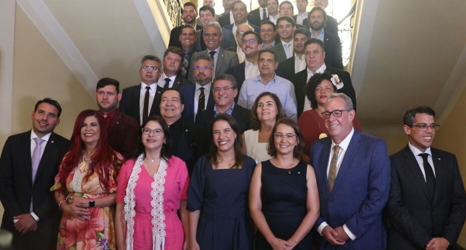 Deputados Estaduais de Pernabuco na escadaria do Palácio com Governadora Raquel Lyra.