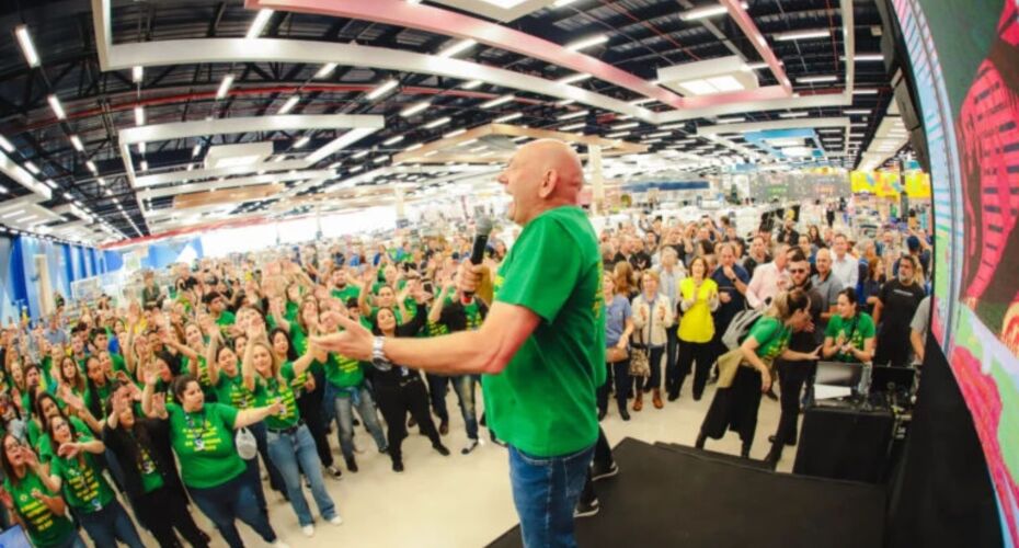 Luciano Hang comemora reinauguração da loja Havan.