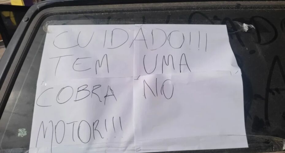 Aviso deixado no carro alertando sobre cobra no motor.