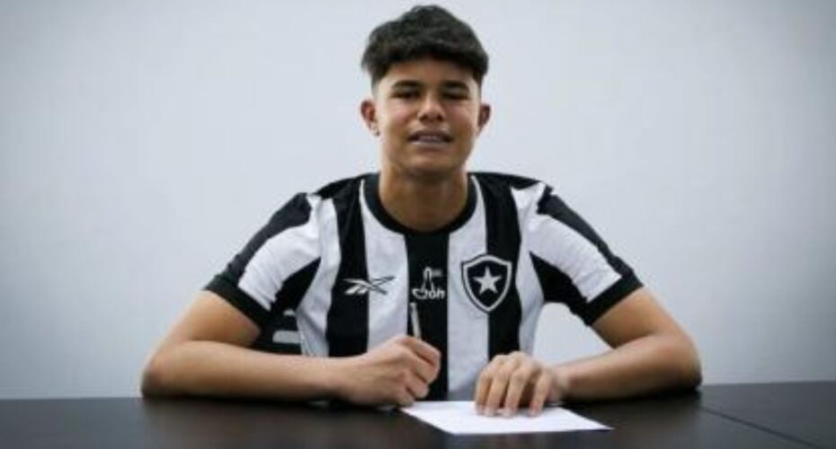 BRUNINHO, filho de ELIZA SAMUDIO, assina com o BOTAFOGO.