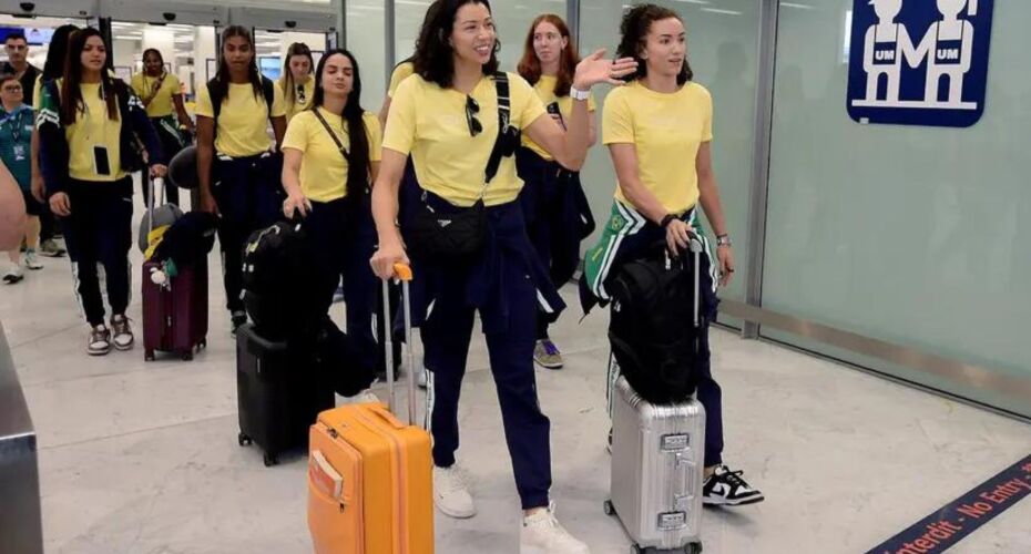 PARIS 2024: seleção feminina de vôlei chega à Vila Olímpica .