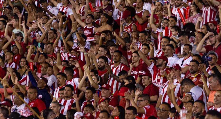 NÁUTICO: árbitro relata que torcida alvirrubra atirou objetos no gramado após empate do Athletic.