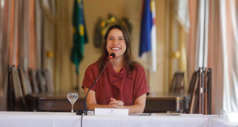 Governadora Raquel Lyra durante reunião com autoridades.