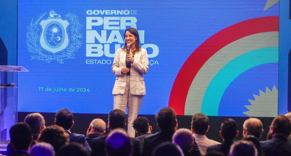 Governadora Raquel Lyra durante seminário no Recife.