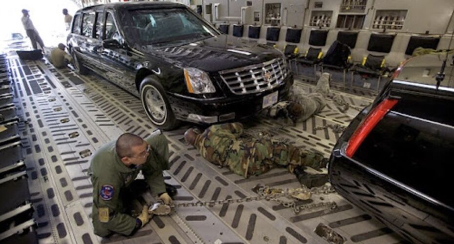 Os carros viajam em um C-17.