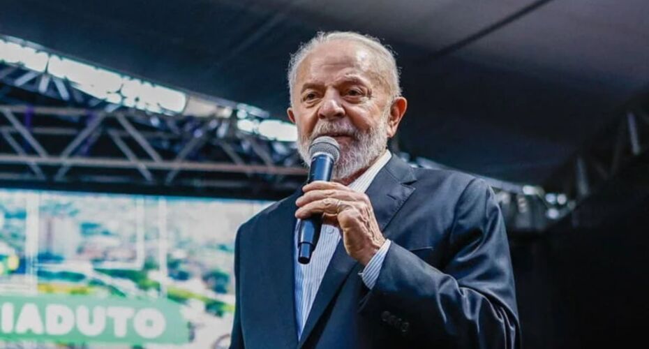 Lula em discurso.