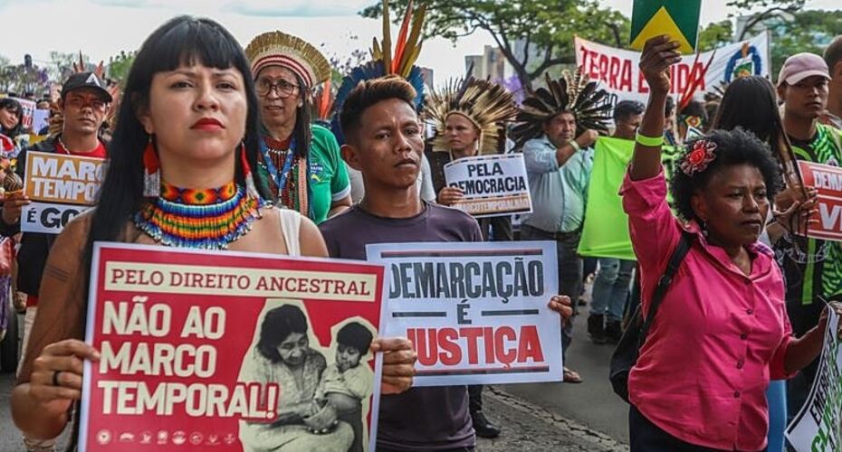 Comissão do senado adia votação de PEC que define marco temporal da demarcação de terras indígenas.