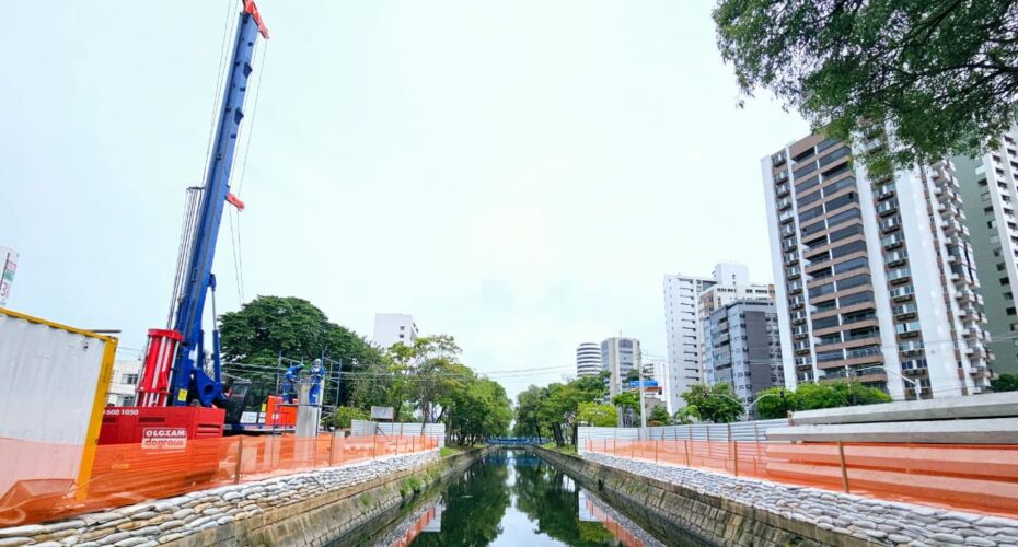 Obras de pontilhão na Avenida Agamemon Magalhães.