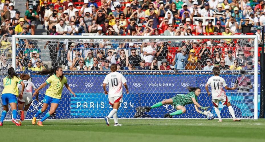 O clique do momento que a goleira Lorena Silva defendeu o pênalti do Japão.