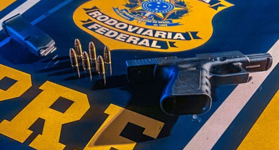 PRF apreende armas.