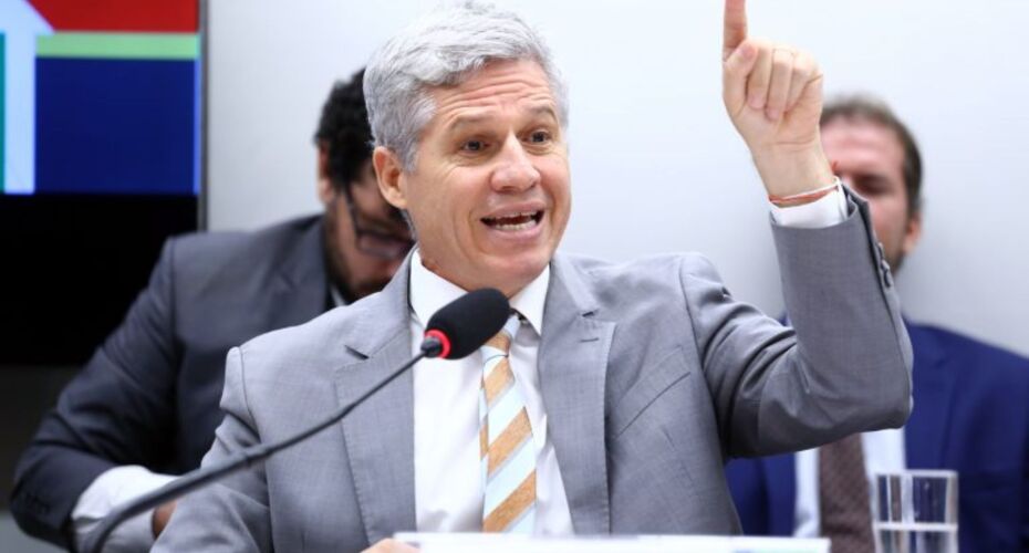 Ministro afirma que governo Lula não descartou 'leilão de arroz'.