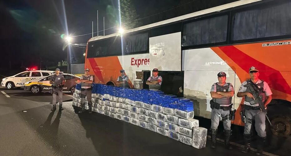 Polícia prende paraguaios com maconha escondida em ônibus.