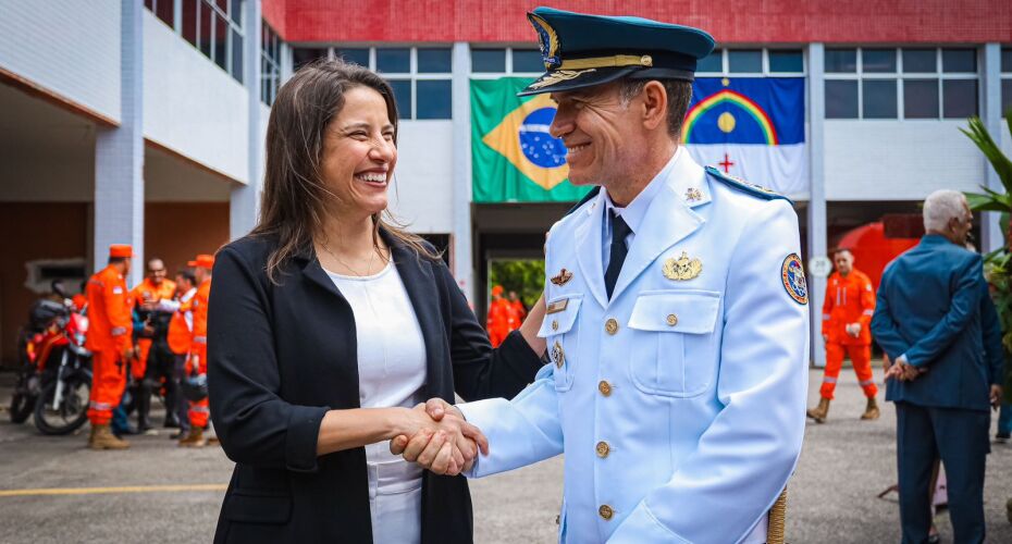 Governadora Raquel Lyra e novo Comandante-geral do Corpo de Bombeiros.