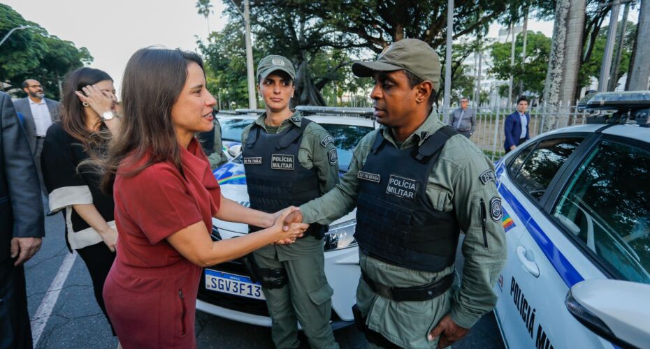 Governadora Raquel Lyra entrega veículos para reforçar combate à violência contra mulher e fortalecer Operação Lei Seca.