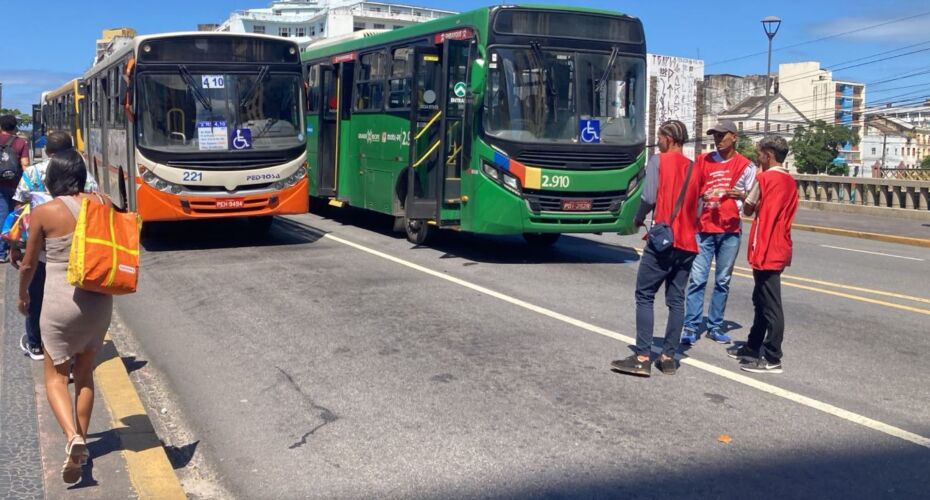 Rodoviários fazem paralisação no centro do RECIFE e chance de GREVE é real, alerta Sindicato.