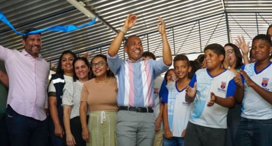 Prefeito professor Lupércio em inauguração de laboratório de informática em escola de Rio Doce