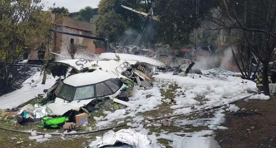 Avião cai no interior de São Paulo.