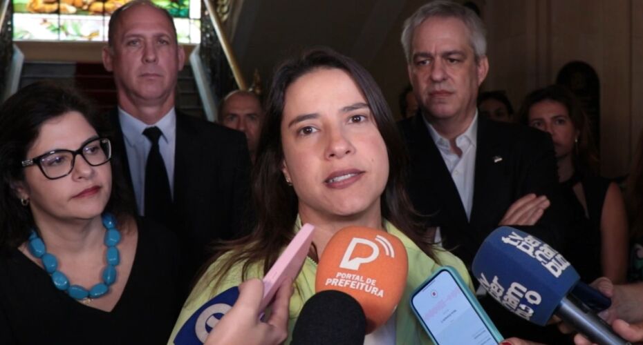 Governadora Raquel Lyra em coletiva de imprensa.