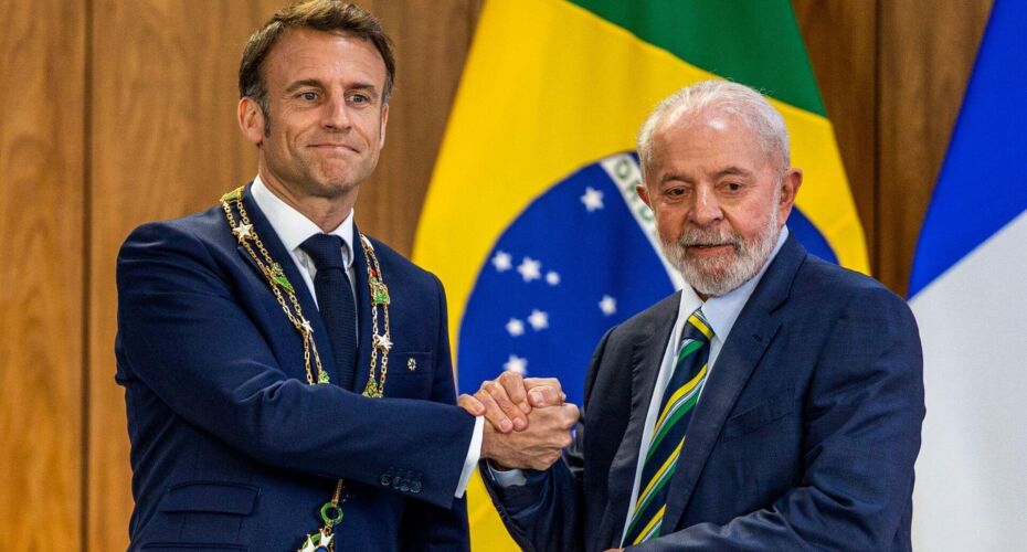 O presidente da França, Emmanuel Macron, é recebido pelo presidnete Luiz Inácio lula da Silva, em cerimônia oficial no Palácio do Planalto.