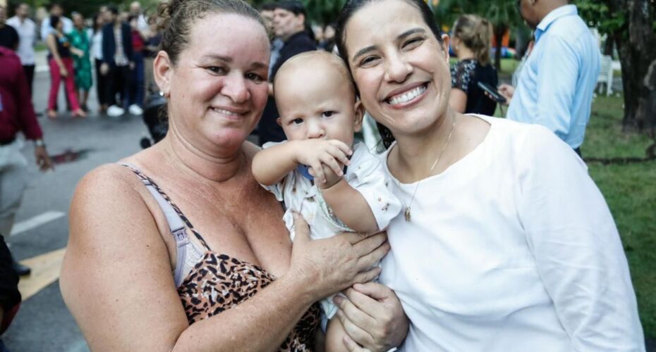 Raquel Lyra com mãe e criança, para o programa.