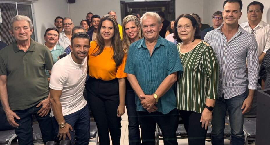 Mirella Almeida e Chiquinho durante reunião com comerciantes de Olinda.