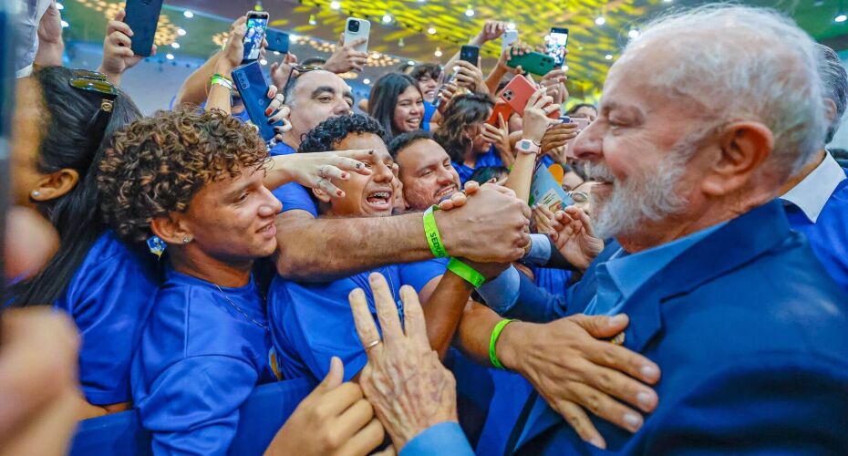 Presidente Lula com estudantes.