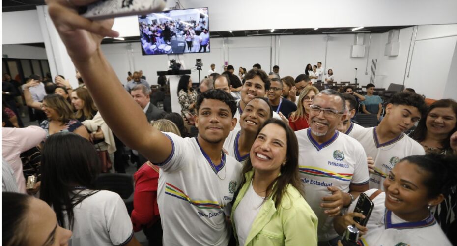 Governadora Raquel com alunos da rede estadual.