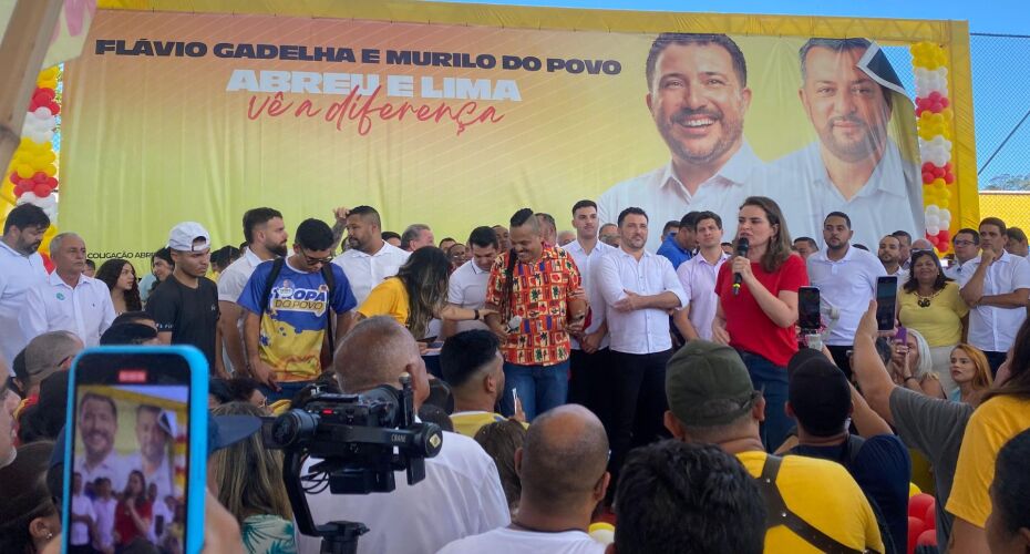 Flávio Gadelha chega em convenção acompanhado de João Campos, Teresa Leitão e Marília Arraes.