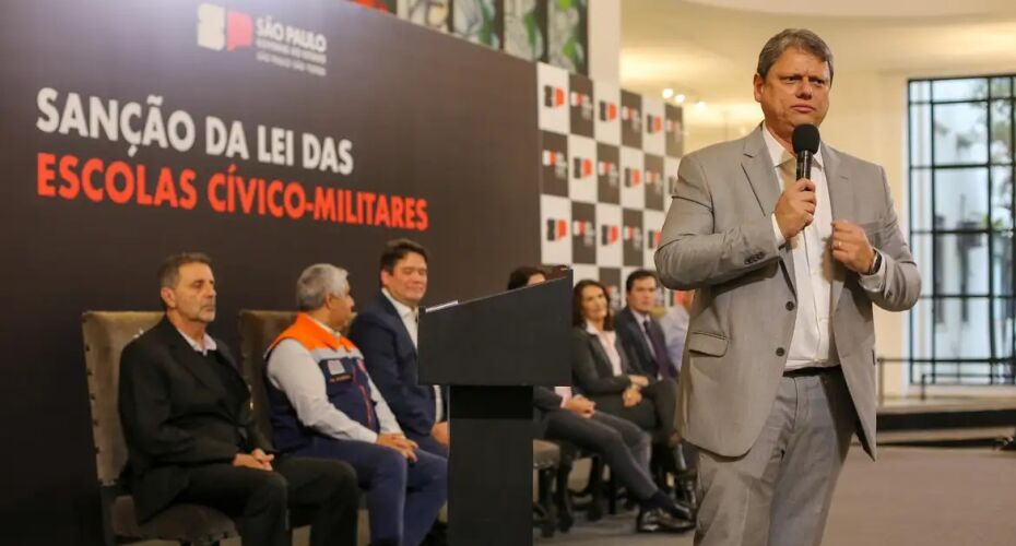 Tarcísio de Freitas em evento para escolas cívico-militares.