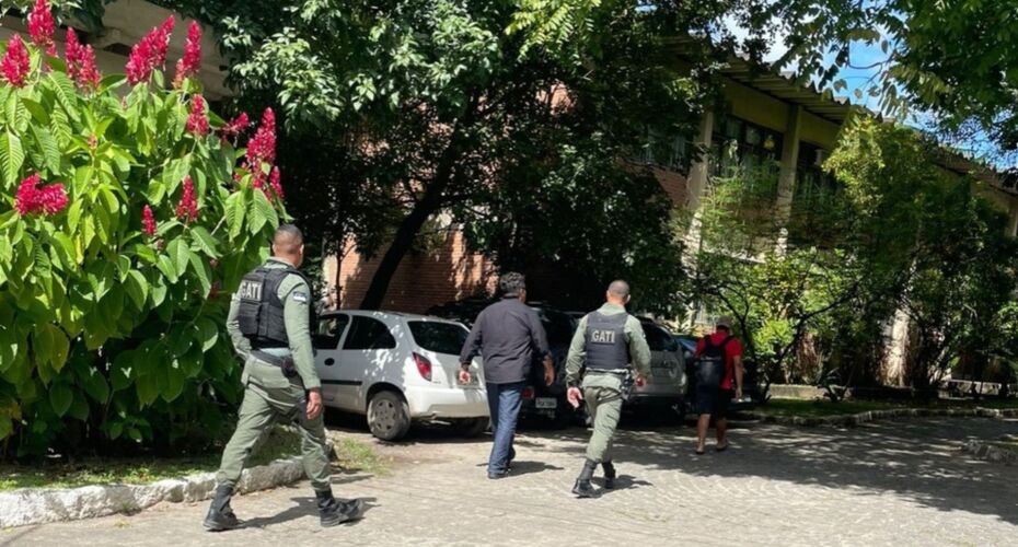 Momento em que policiais militares chegam na UFRPE.