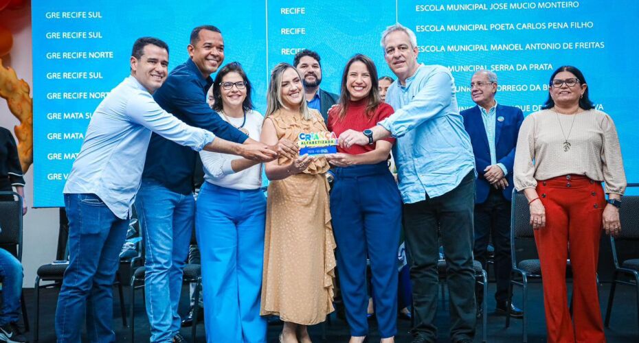 Raquel Lyra entrega Prêmio Escola Destaque do Programa Criança Alfabetizada.