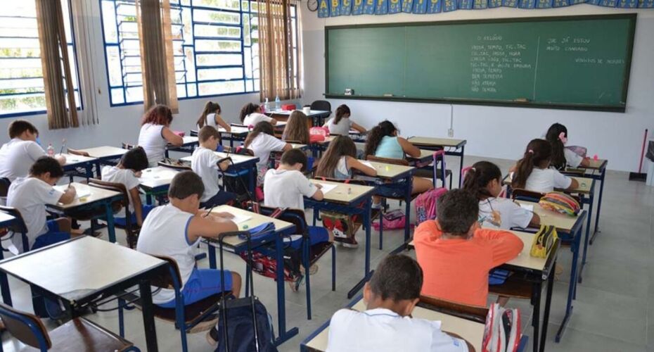 Estudantes em sala de aula.