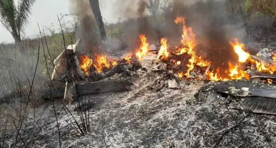 Avião cai e deixa cinco mortos. 